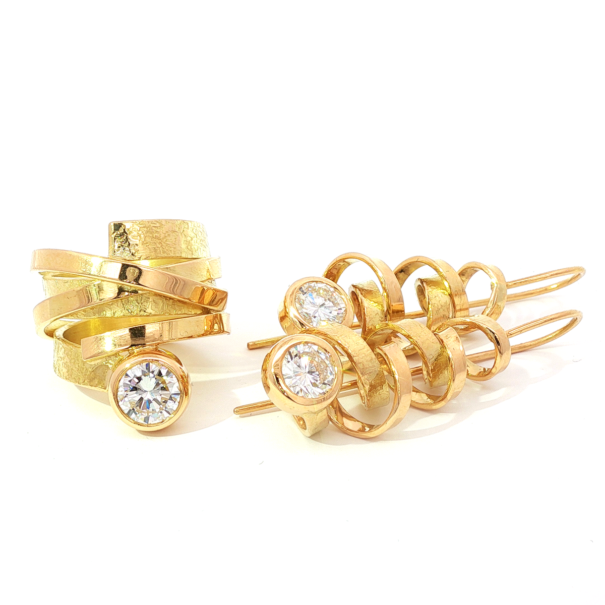 750 Gelbgold Schmuckset mit Diamanten – Ring & Ohrringe