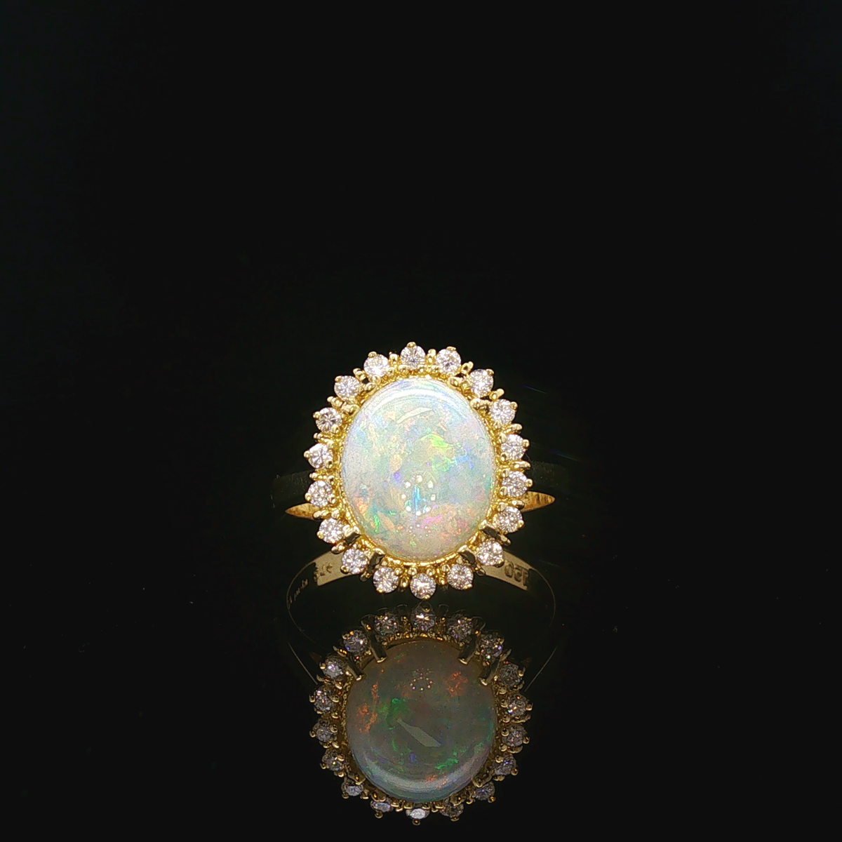 18 Karat Gelbgoldring mit 2,14 ct Opal-Cabochon & Brillanten