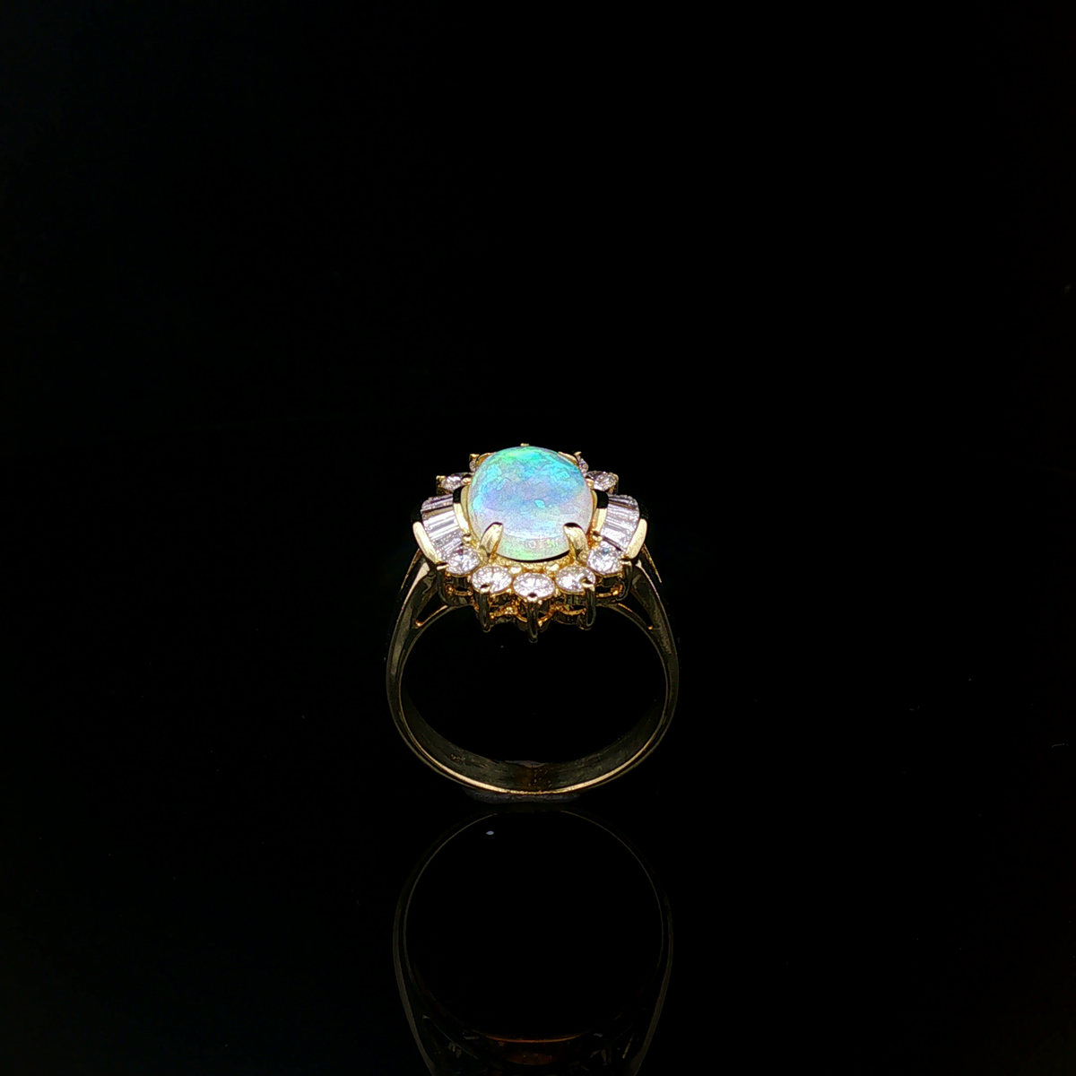 Cocktailring aus Gelbgold mit Opal und Diamant-Halo