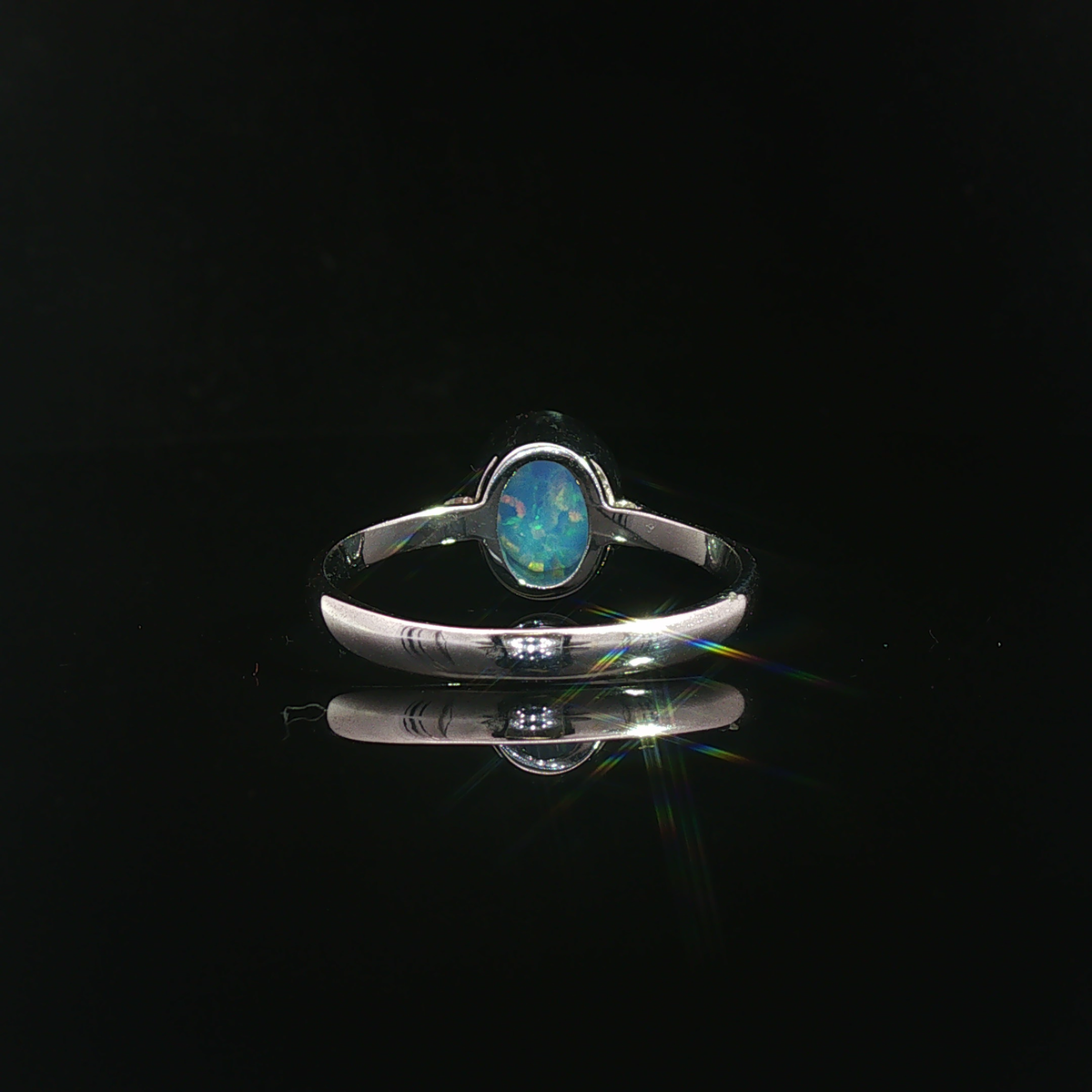 Opalring aus 14 Karat Weißgold mit ovalem Opal-Cabochon
