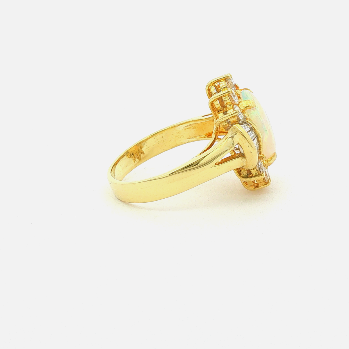 Cocktailring aus Gelbgold mit Opal und Diamant-Halo