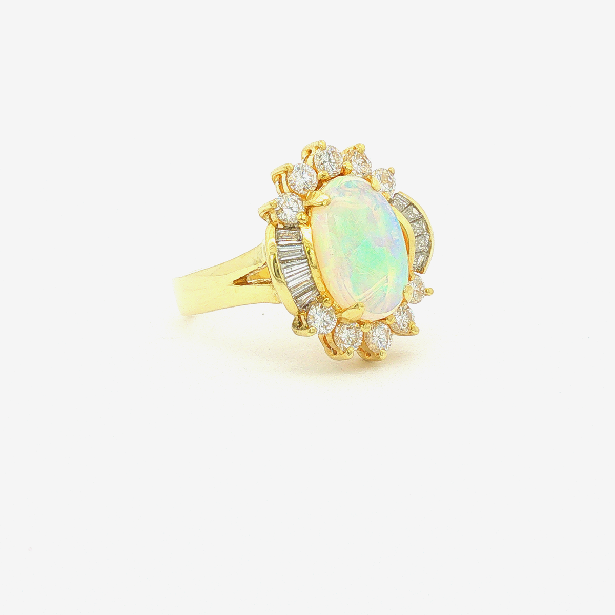 Cocktailring aus Gelbgold mit Opal und Diamant-Halo