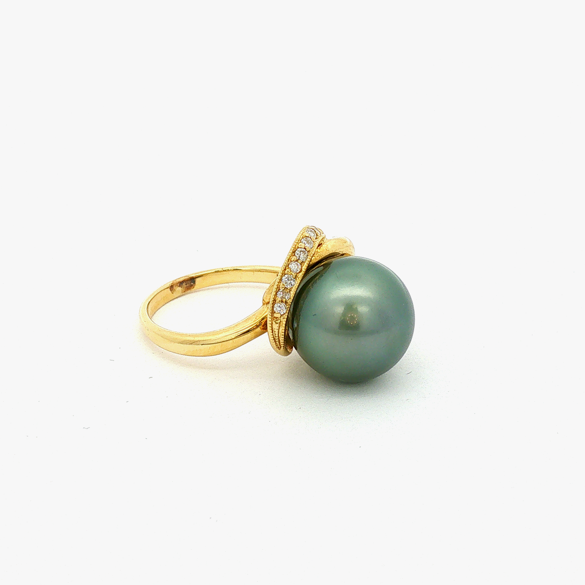 Cocktailring mit Tahitiperle & Diamanten aus 18 Karat Gelbgold