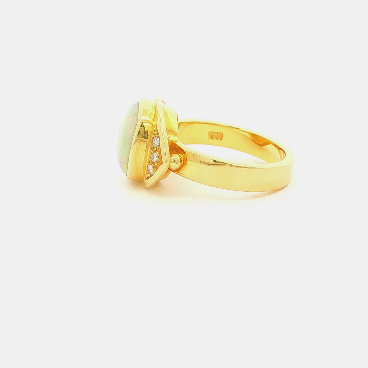 Opalring aus 18 Karat Gelbgold mit Brillanten – Opal-Cabochon