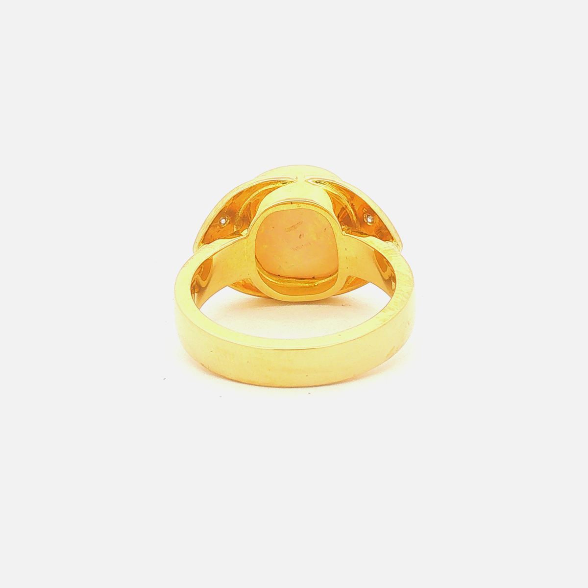 Opalring aus 18 Karat Gelbgold mit Brillanten – Opal-Cabochon