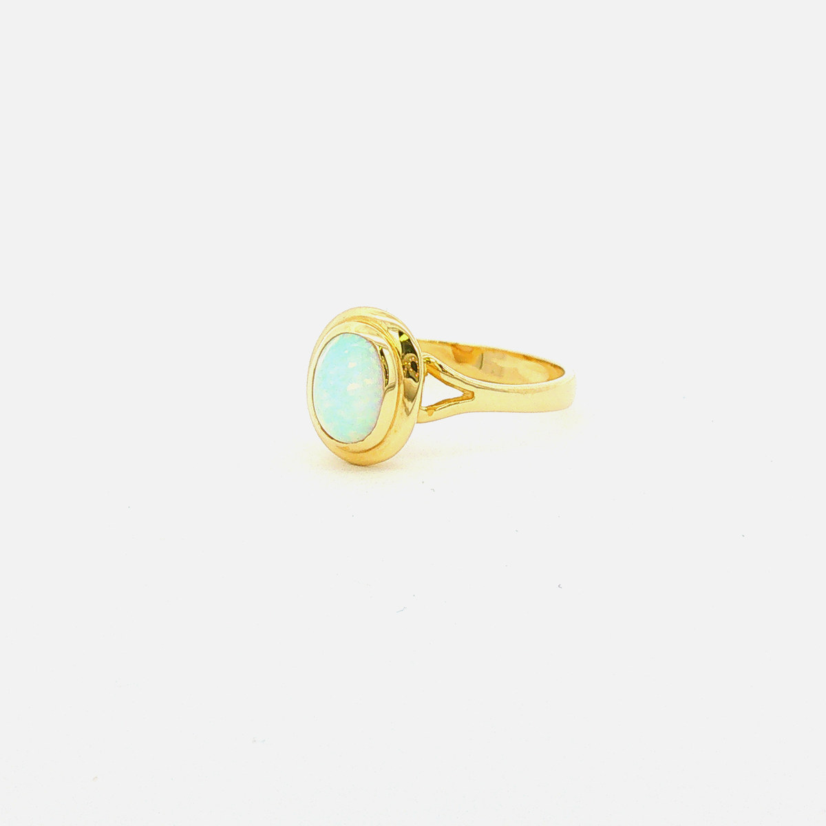 Solitärring mit ovalem Opal in Gelbgold
