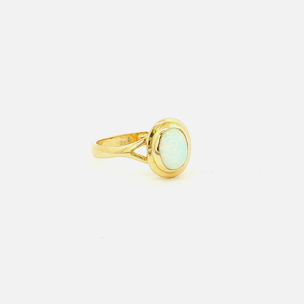 Solitärring mit ovalem Opal in Gelbgold