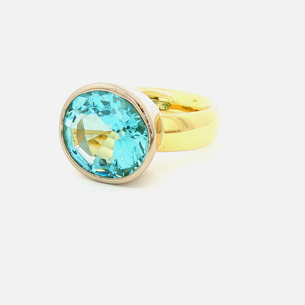 Cocktailring mit Aquamarin in Weißgold-Zargenfassung