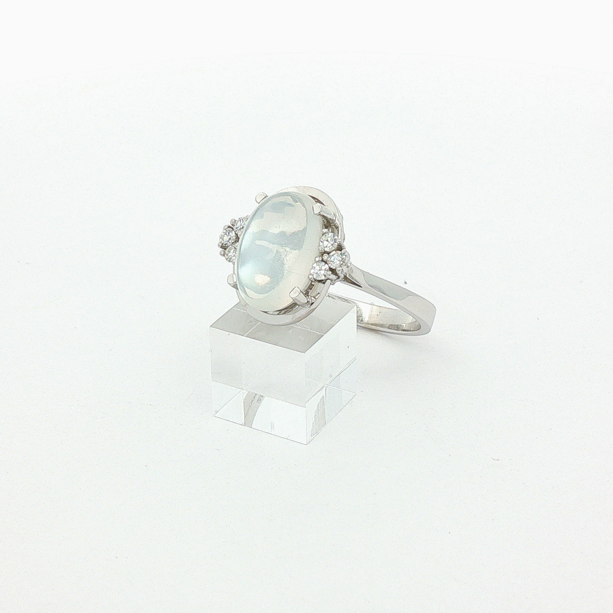 14 Karat Weißgoldring mit Mondstein und Brillanten