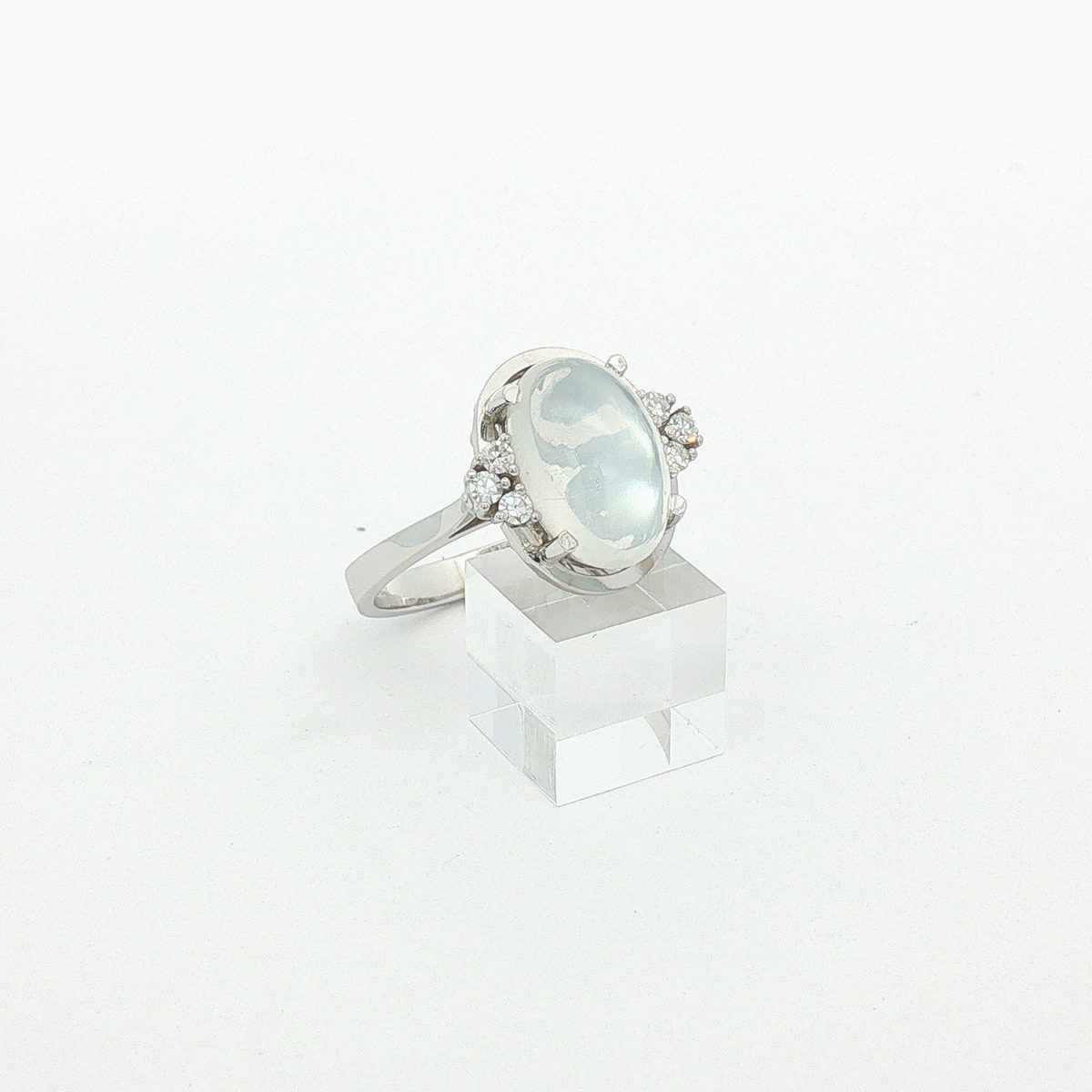 14 Karat Weißgoldring mit Mondstein und Brillanten