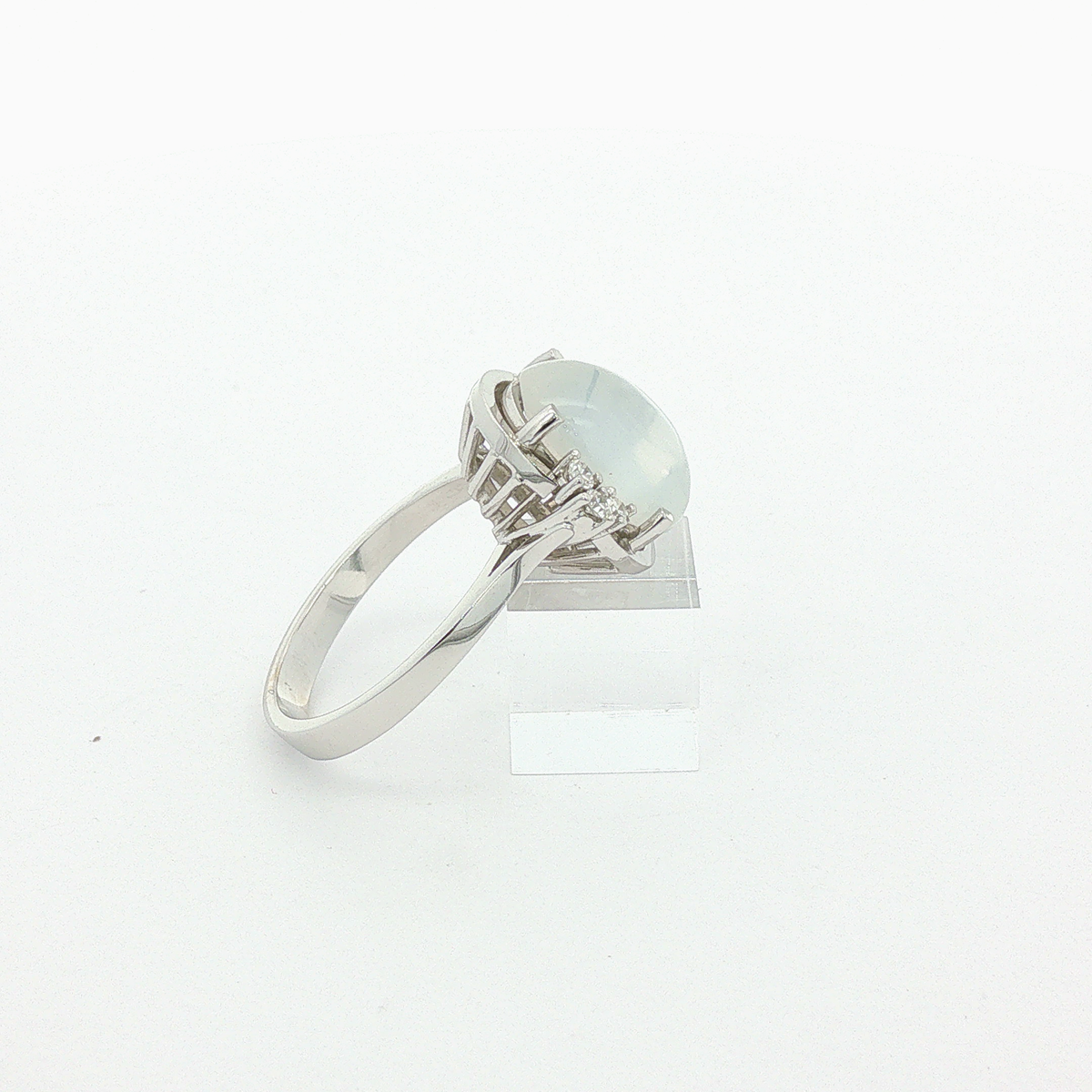 14 Karat Weißgoldring mit Mondstein und Brillanten