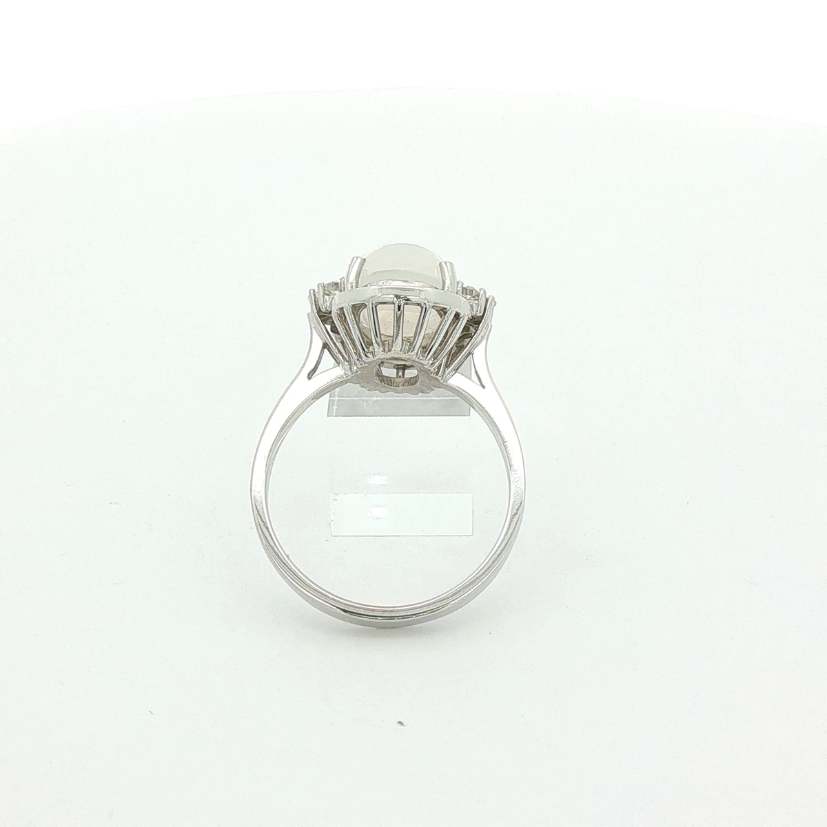 14 Karat Weißgoldring mit Mondstein und Brillanten