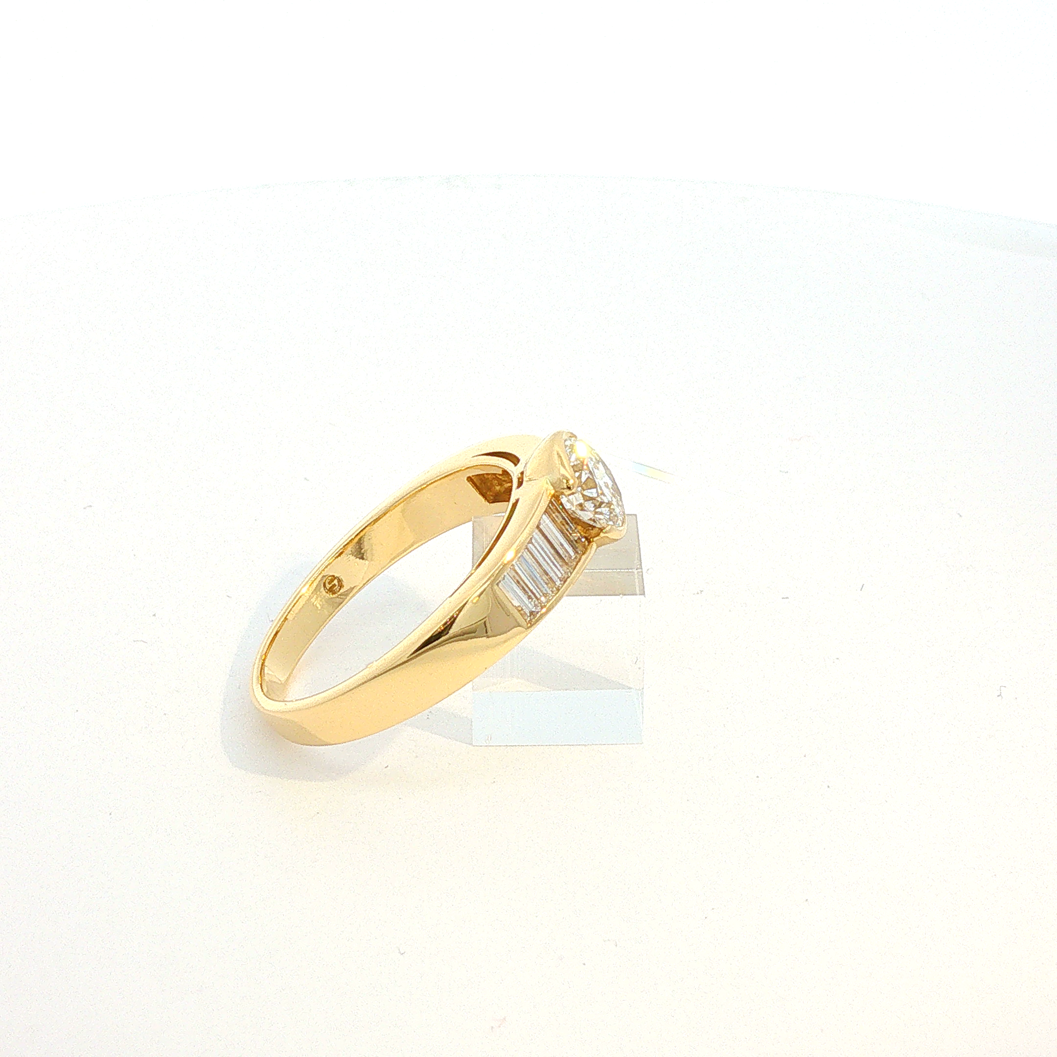 Diamantring mit 0,88 ct Brillant