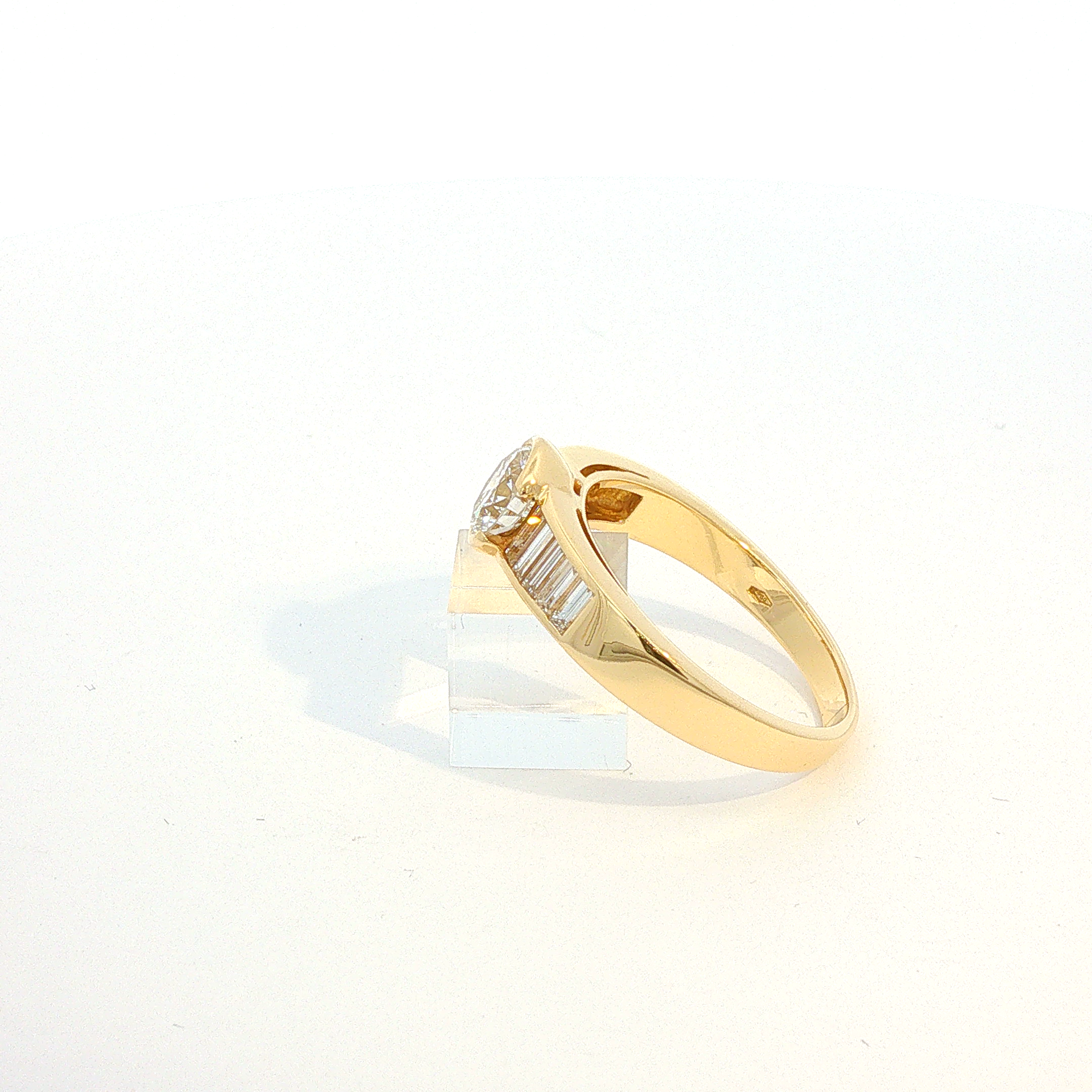 Diamantring mit 0,88 ct Brillant