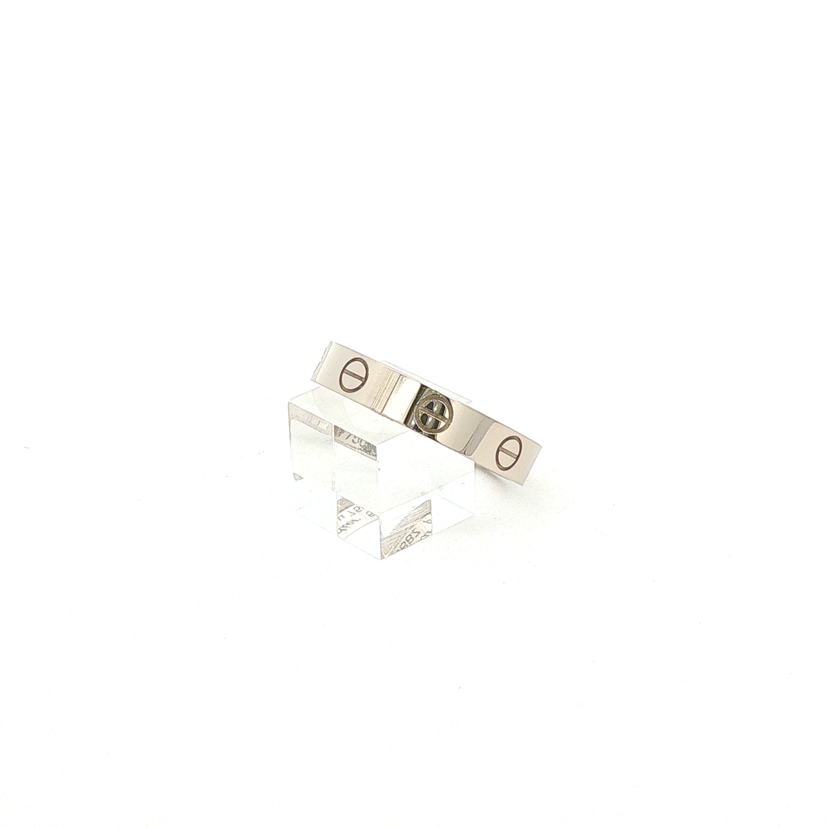Cartier LOVE Ring aus 18 Karat Weißgold, Größe 53, ohne Steinbesatz, mit charakteristischen Schraubenmotiven, Schrägansicht.