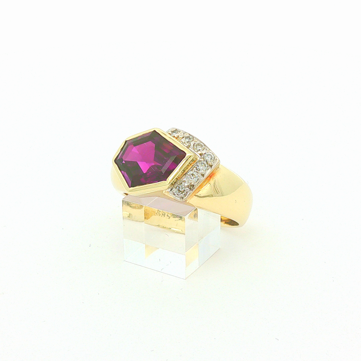 Amethyst-Cocktailring aus 14 Karat Gelbgold mit Brillant-Pavé