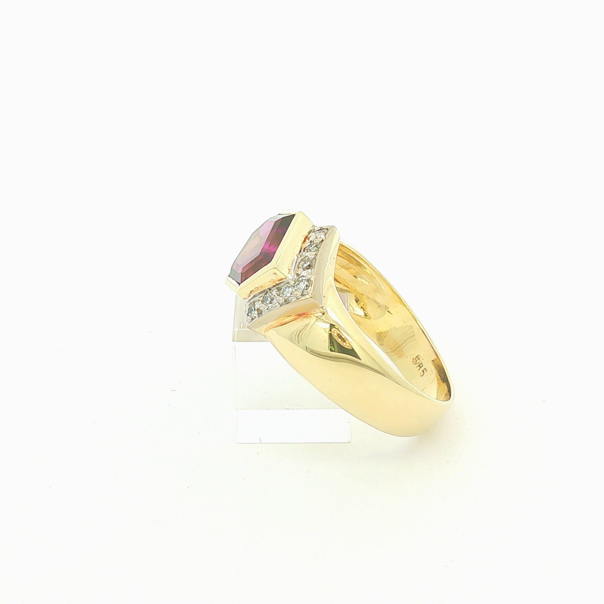 Amethyst-Cocktailring aus 14 Karat Gelbgold mit Brillant-Pavé