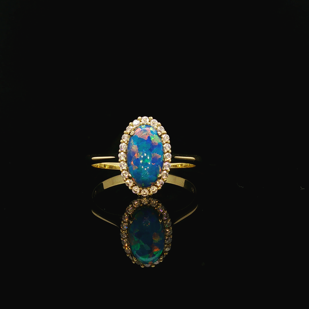 Opalring aus 14 Karat Gelbgold mit Zirkonia-Halo