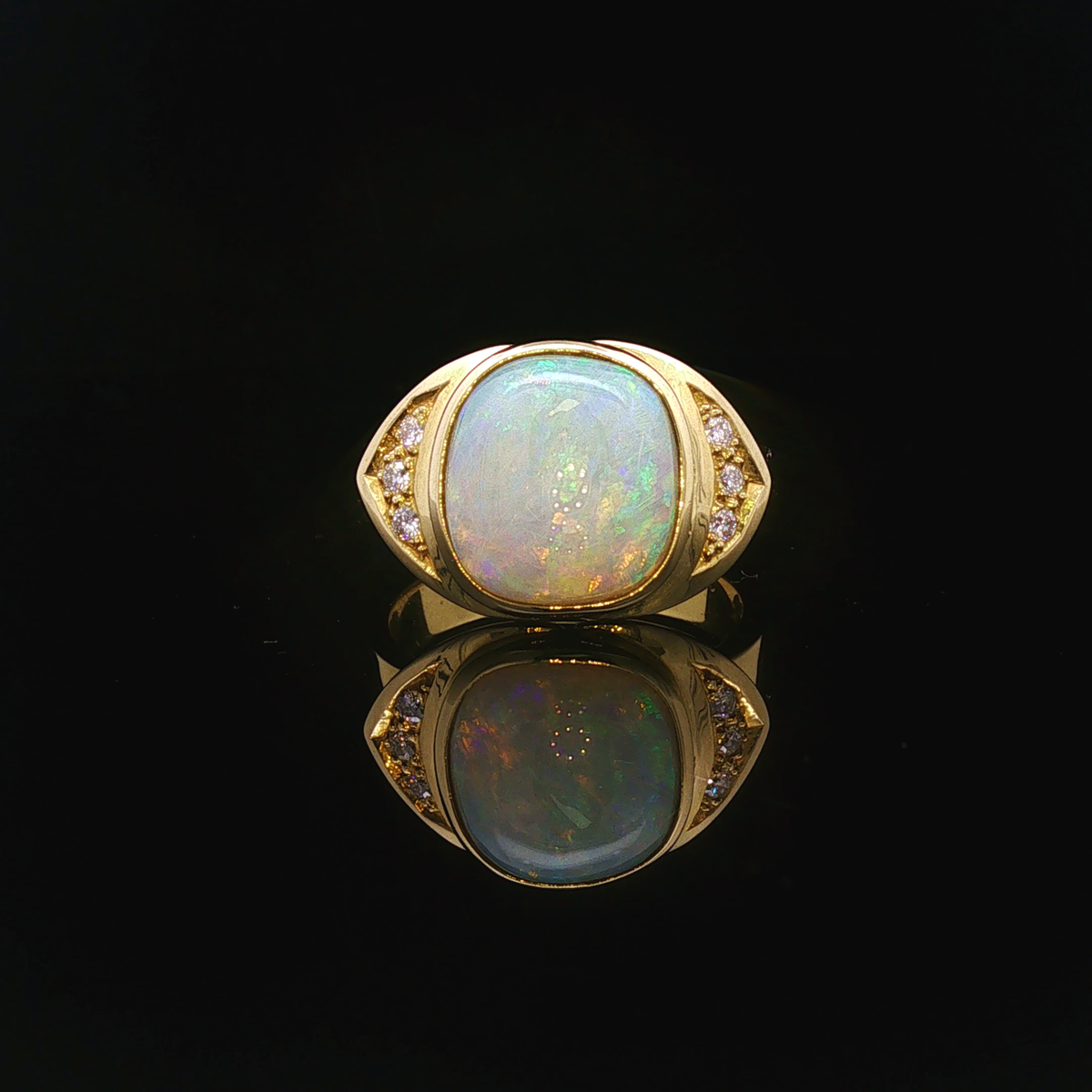 Opalring aus 18 Karat Gelbgold mit Brillanten – Opal-Cabochon
