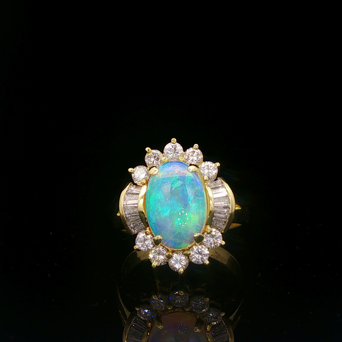 Cocktailring aus Gelbgold mit Opal und Diamant-Halo