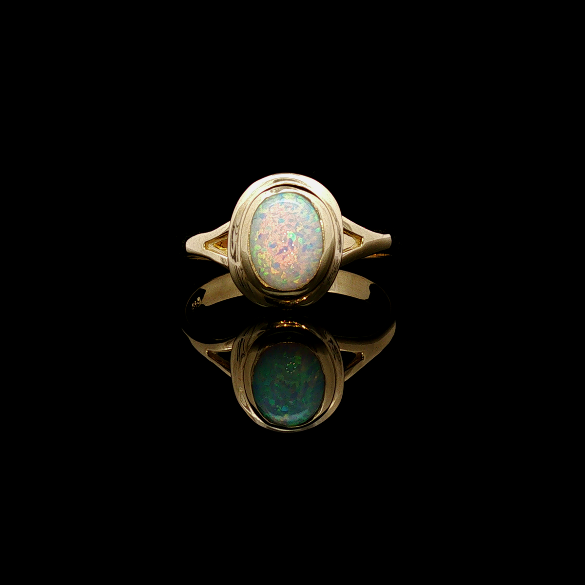 Solitärring mit ovalem Opal in Gelbgold