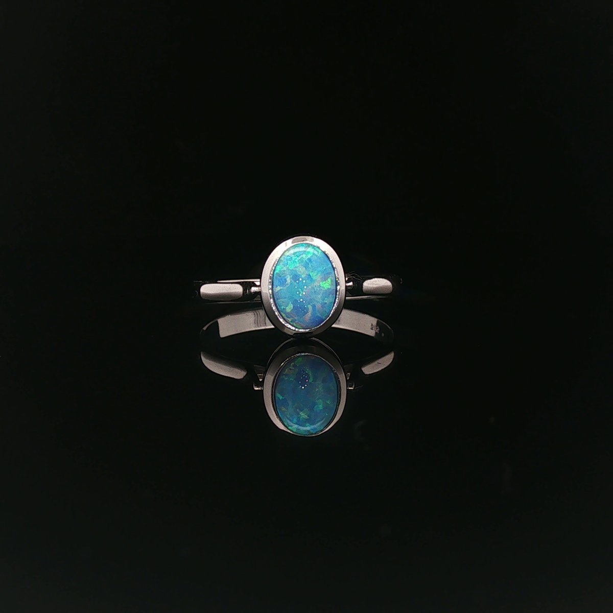 Opalring aus 14 Karat Weißgold mit ovalem Opal-Cabochon