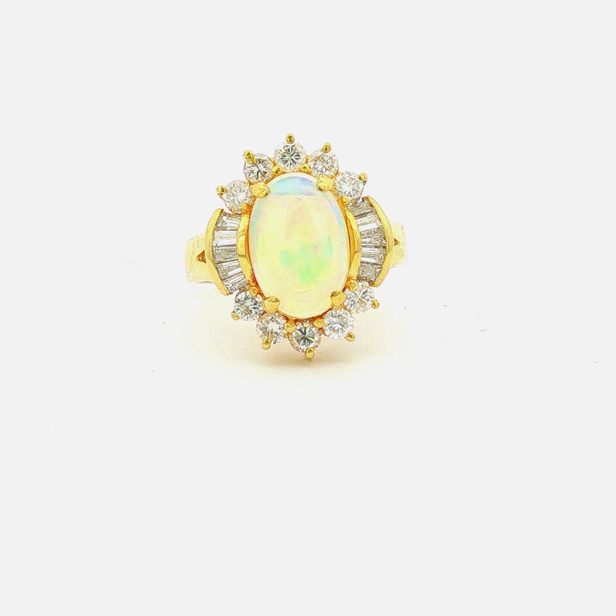 Cocktailring aus Gelbgold mit Opal und Diamant-Halo