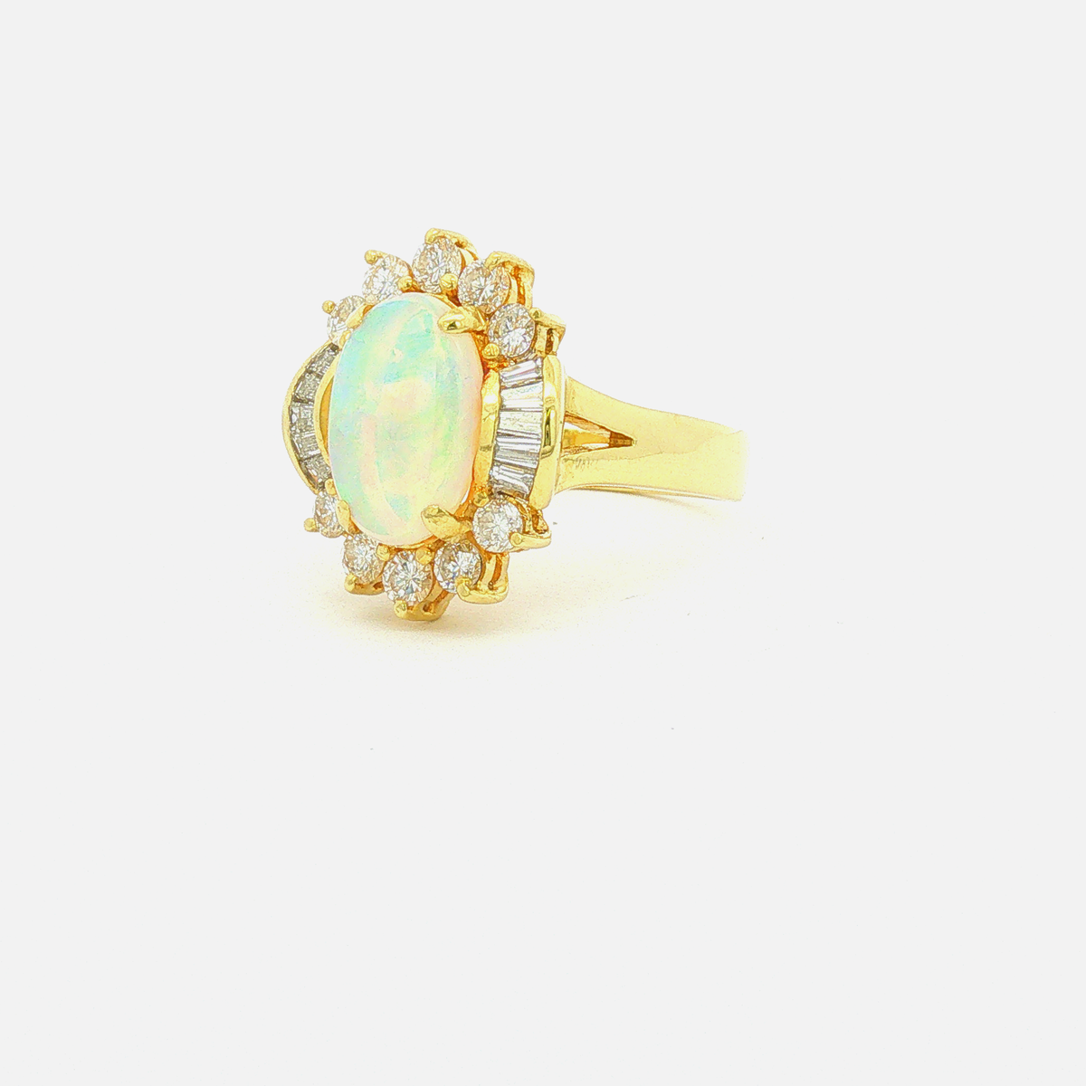 Cocktailring aus Gelbgold mit Opal und Diamant-Halo