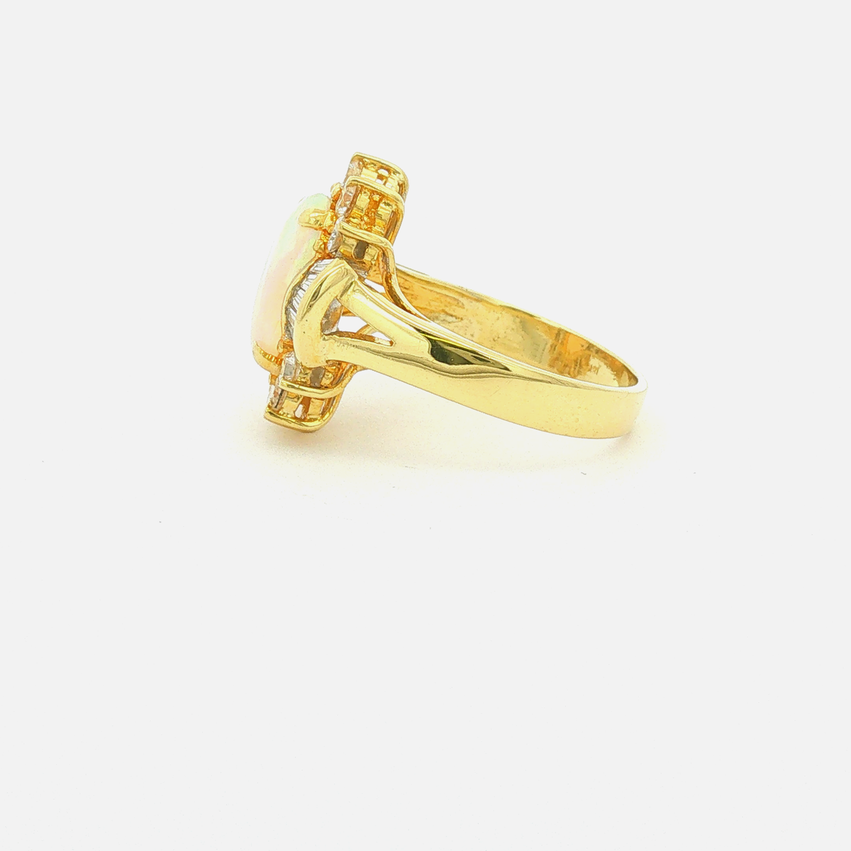 Cocktailring aus Gelbgold mit Opal und Diamant-Halo