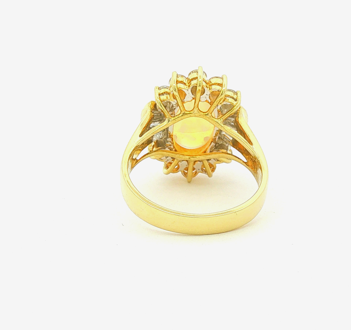 Cocktailring aus Gelbgold mit Opal und Diamant-Halo