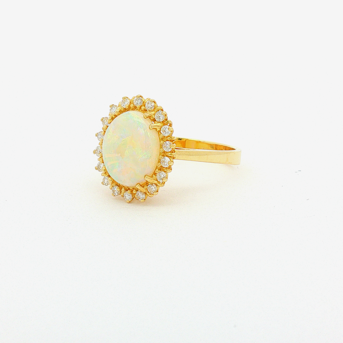 18 Karat Gelbgoldring mit 2,14 ct Opal-Cabochon & Brillanten