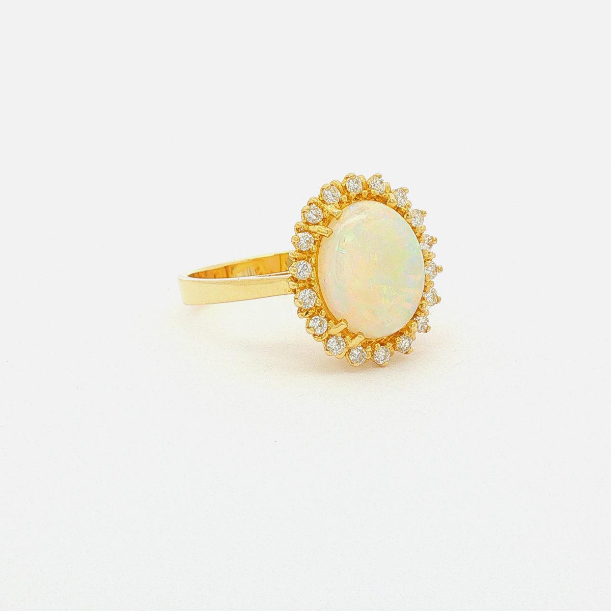 18 Karat Gelbgoldring mit 2,14 ct Opal-Cabochon & Brillanten