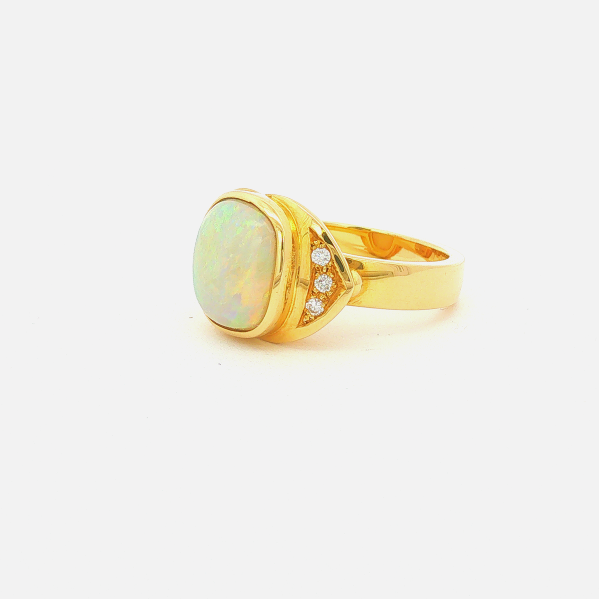 Opalring aus 18 Karat Gelbgold mit Brillanten – Opal-Cabochon
