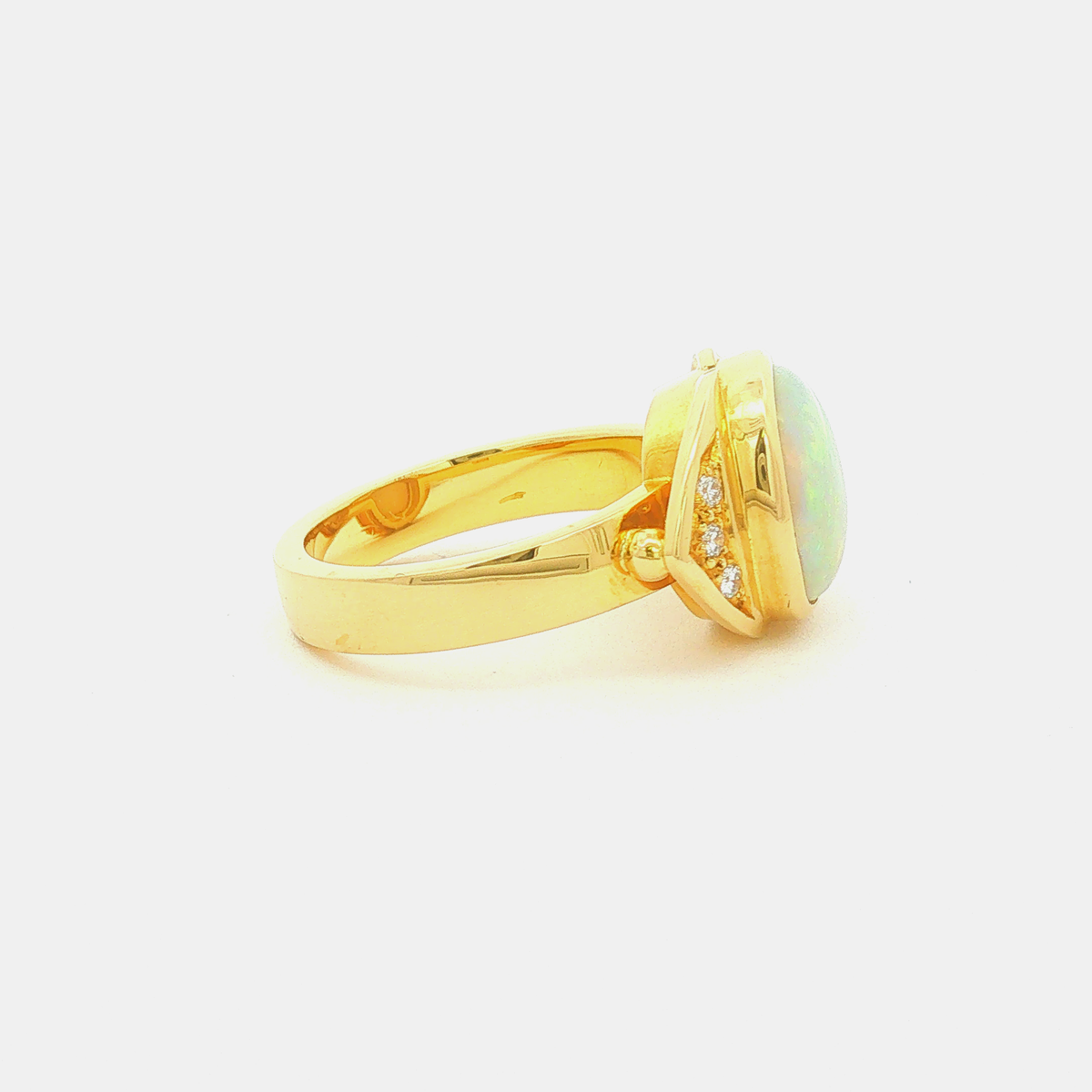 Opalring aus 18 Karat Gelbgold mit Brillanten – Opal-Cabochon