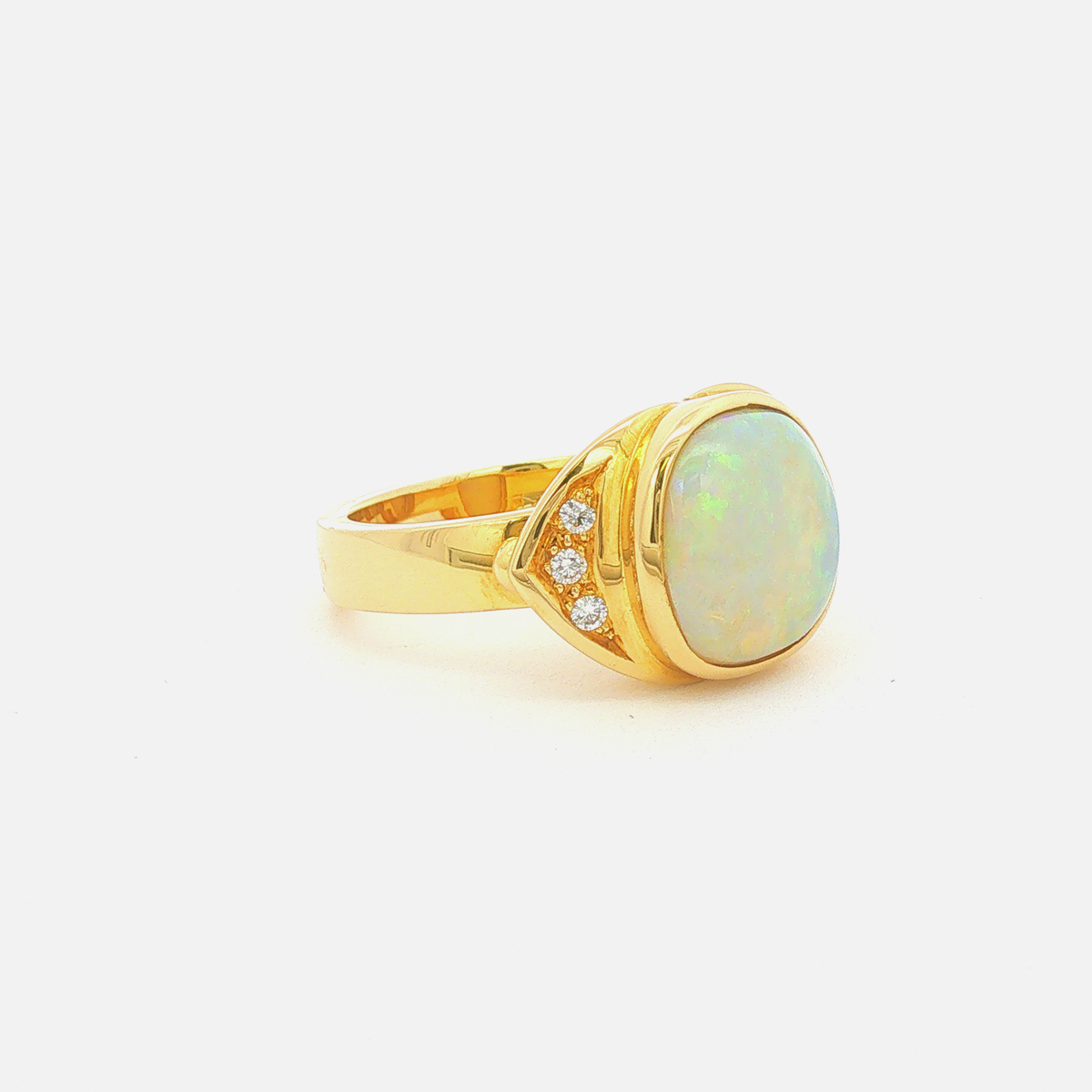 Opalring aus 18 Karat Gelbgold mit Brillanten – Opal-Cabochon