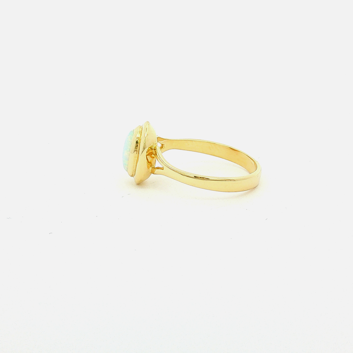 Solitärring mit ovalem Opal in Gelbgold