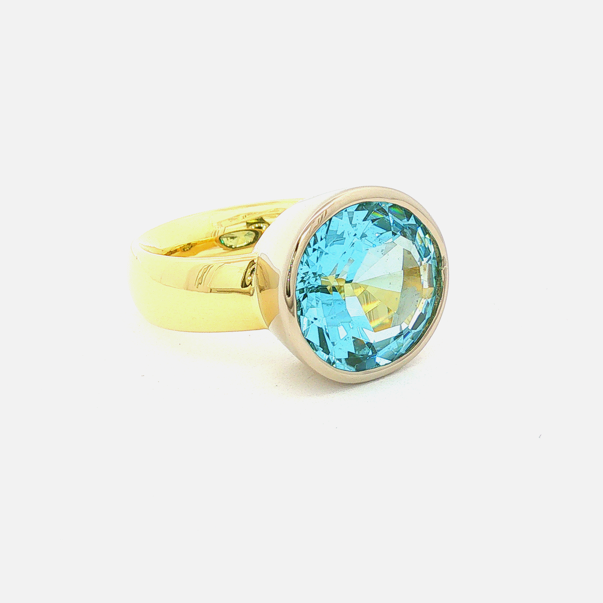 Cocktailring mit Aquamarin in Weißgold-Zargenfassung