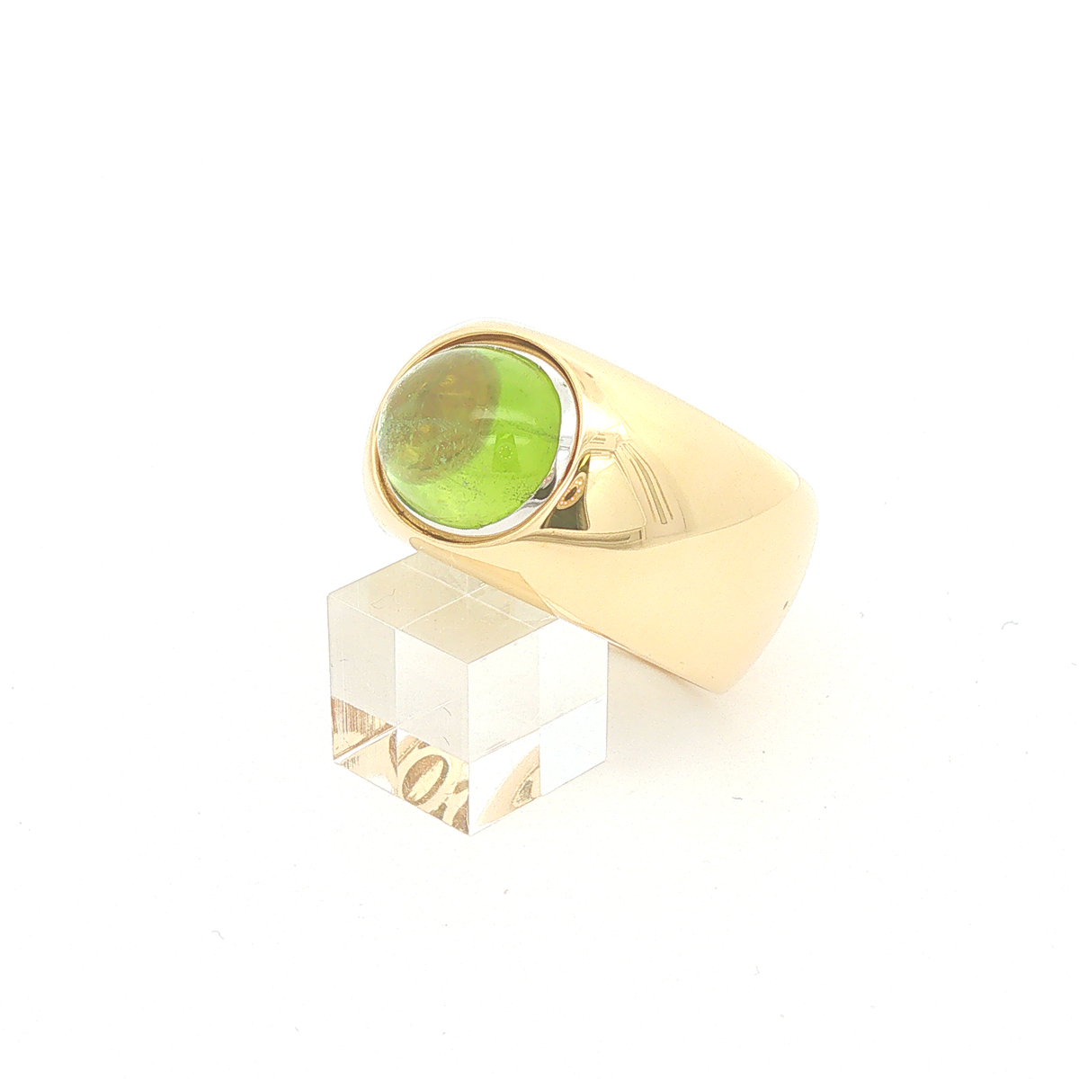 Breiter Solitärring aus Gelbgold mit ovalem Peridot-Cabochon