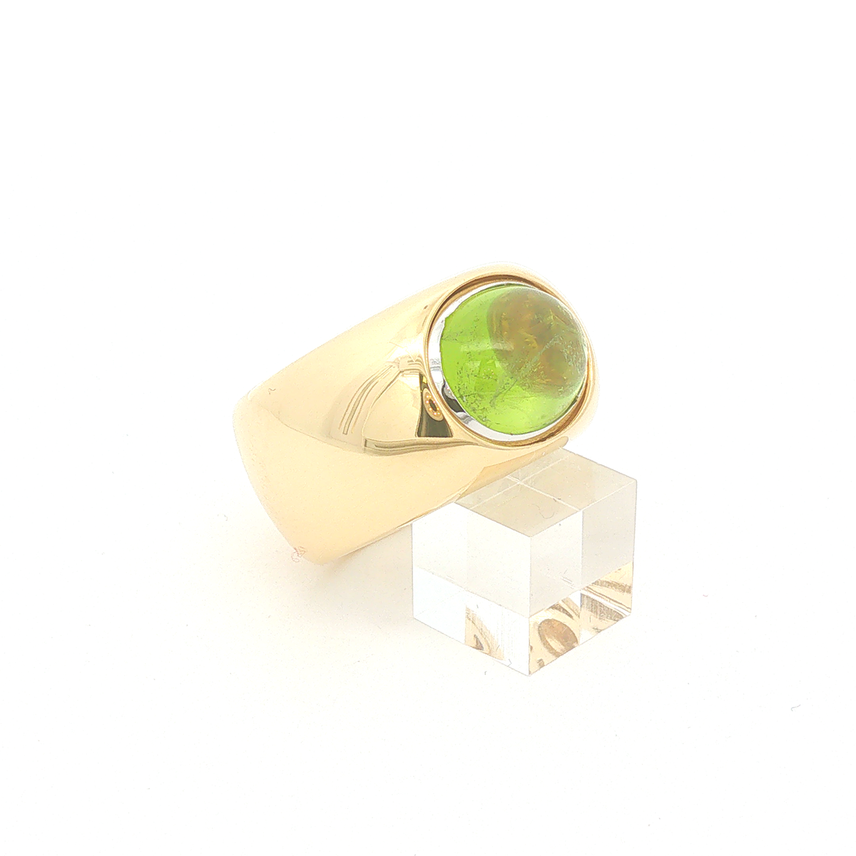 Breiter Solitärring aus Gelbgold mit ovalem Peridot-Cabochon