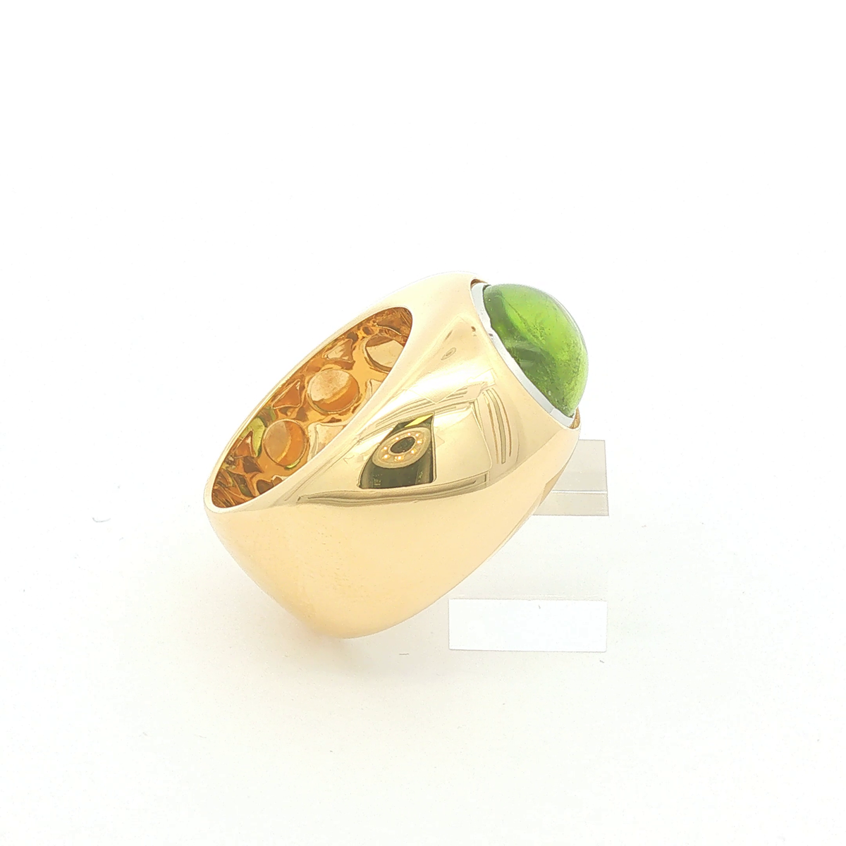 Breiter Solitärring aus Gelbgold mit ovalem Peridot-Cabochon