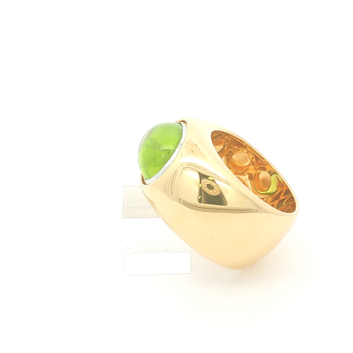 Breiter Solitärring aus Gelbgold mit ovalem Peridot-Cabochon