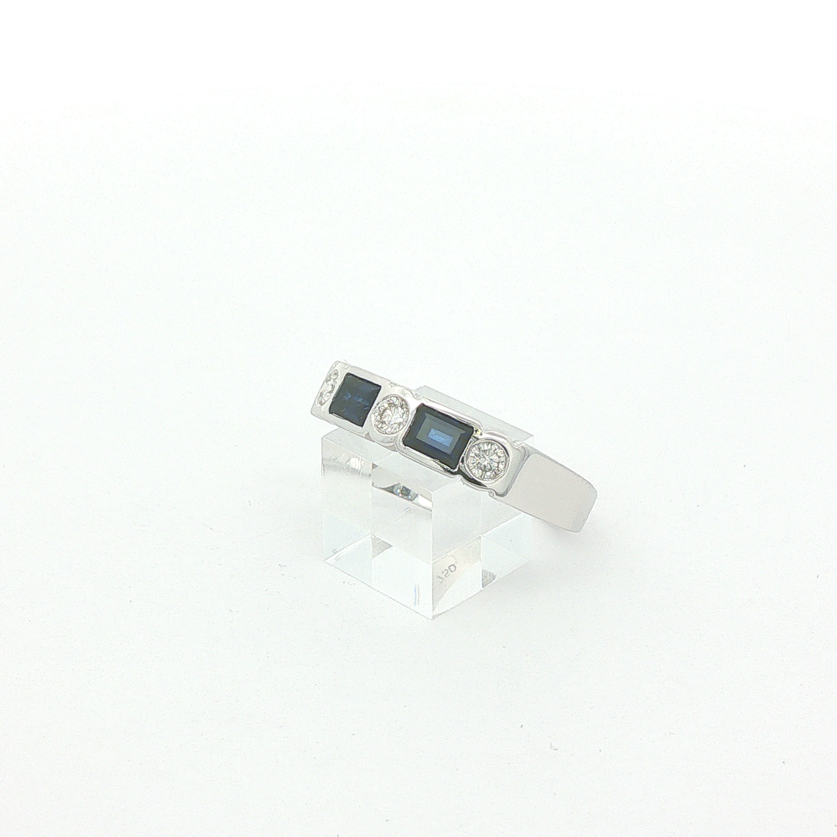 Multistone-Ring aus Weißgold mit königsblauen Saphiren und Diamanten