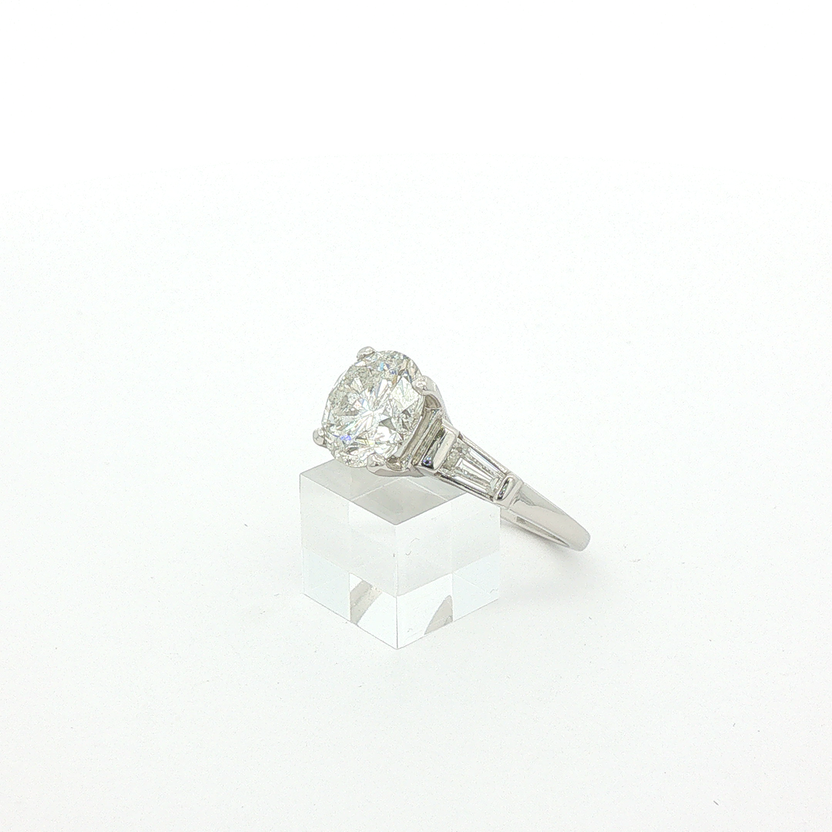 Platinring mit 2,70 ct Brillant und Trapez-Diamanten