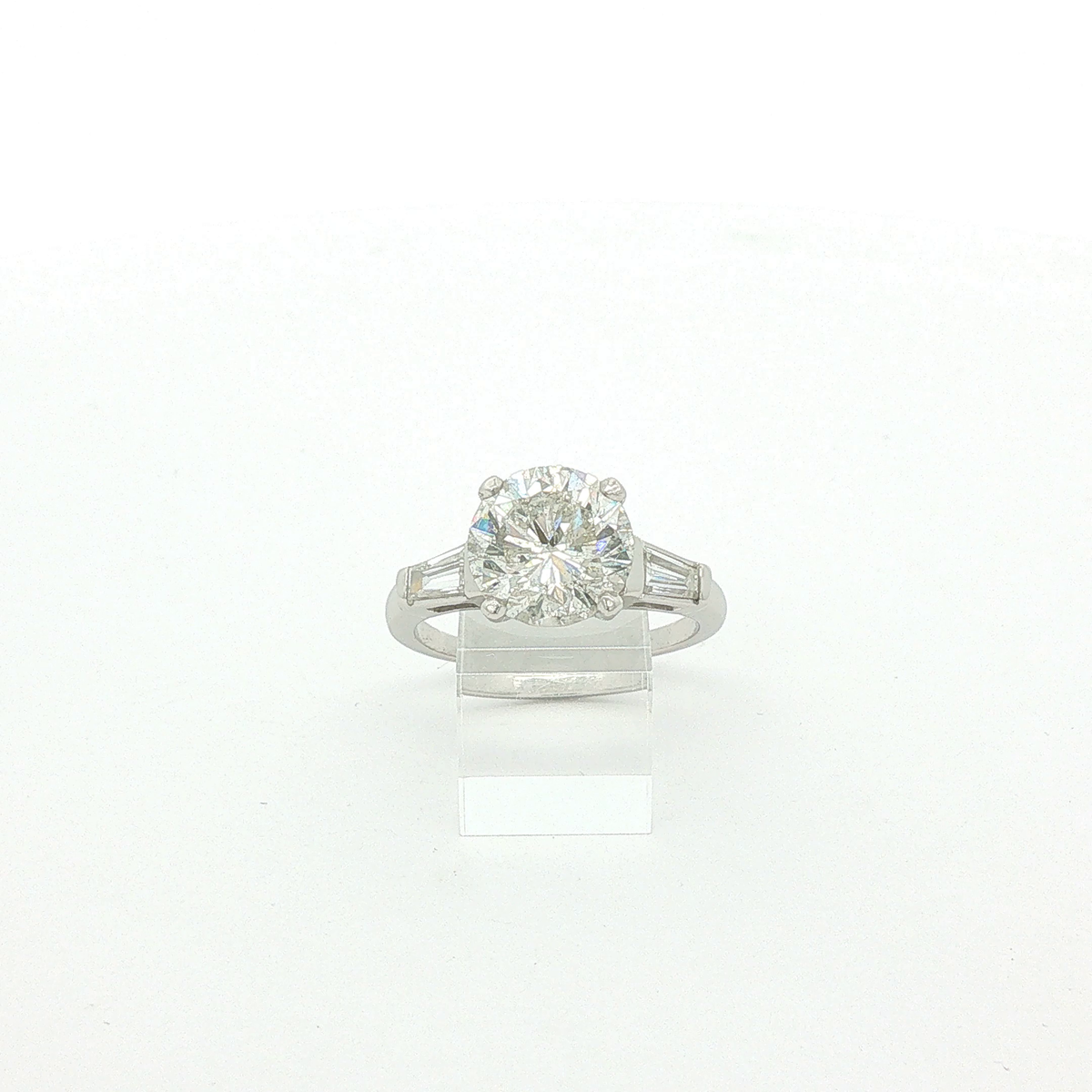 Platinring mit 2,70 ct Brillant und Trapez-Diamanten