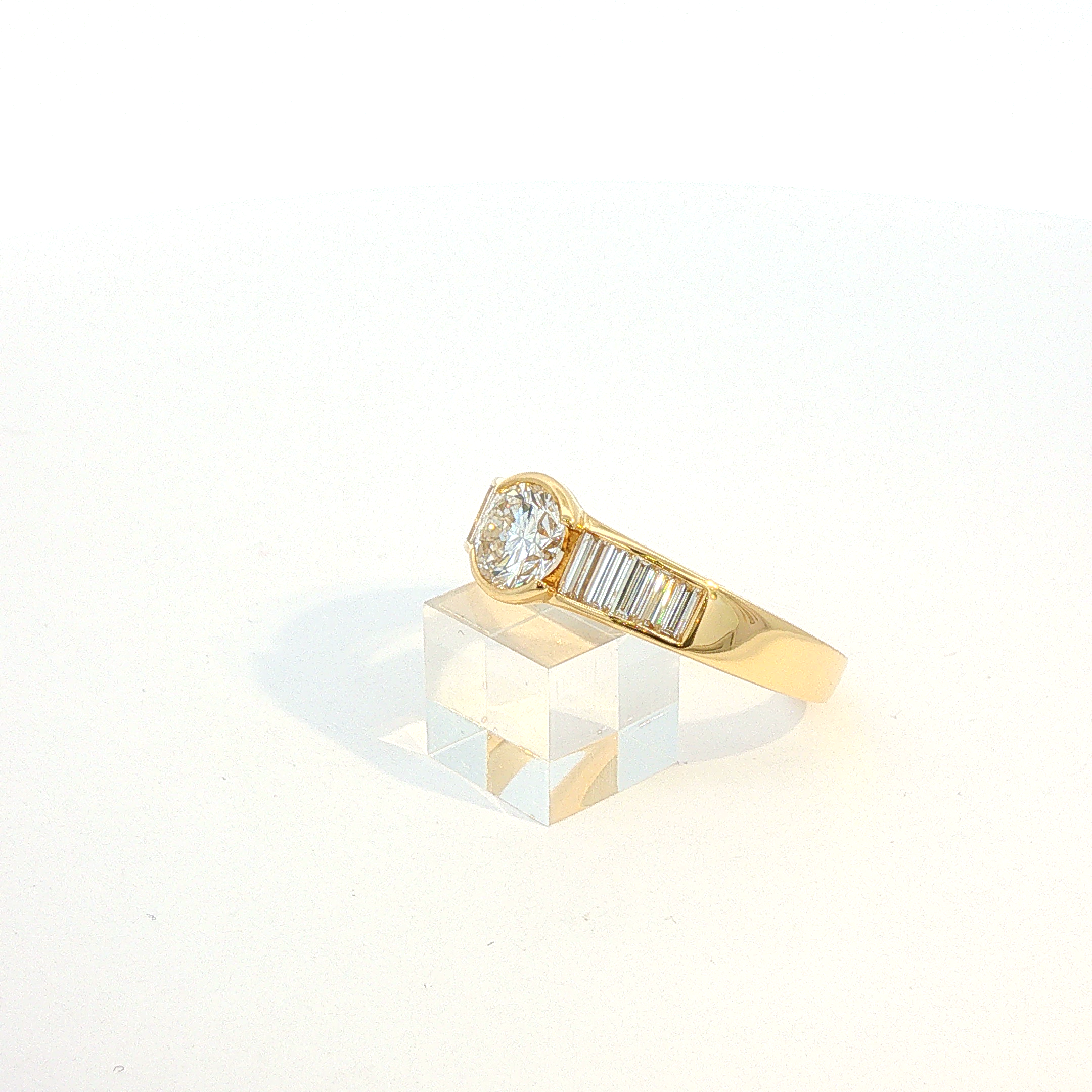 Diamantring mit 0,88 ct Brillant