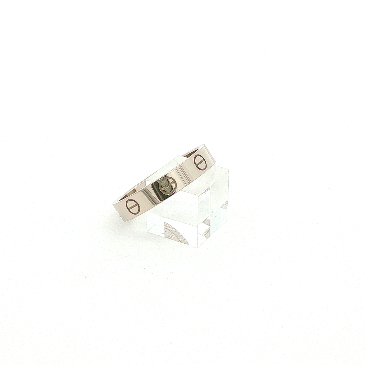 Cartier LOVE Ring aus 18 Karat Weißgold, Größe 53, ohne Steinbesatz, mit charakteristischen Schraubenmotiven, Schrägansicht.