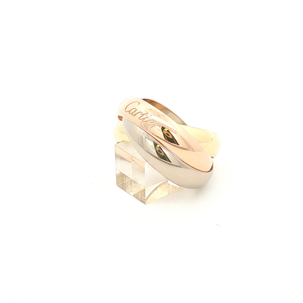 Cartier Trinity Ring aus 18 Karat Gelb-, Rosé- und Weißgold, Ringgröße 58, ohne Steinbesatz, in charakteristischer Tricolor-Gestaltung, Seitenansicht