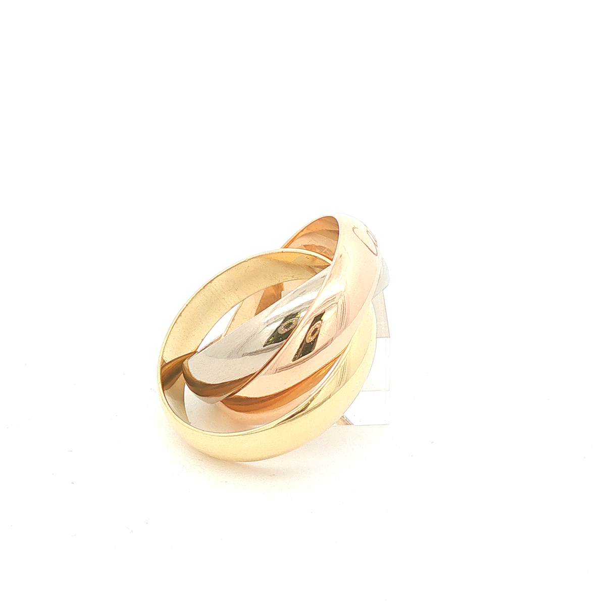 Cartier Trinity Ring aus 18 Karat Gelb-, Rosé- und Weißgold, Ringgröße 58, ohne Steinbesatz, in charakteristischer Tricolor-Gestaltung, Seitenansicht. 