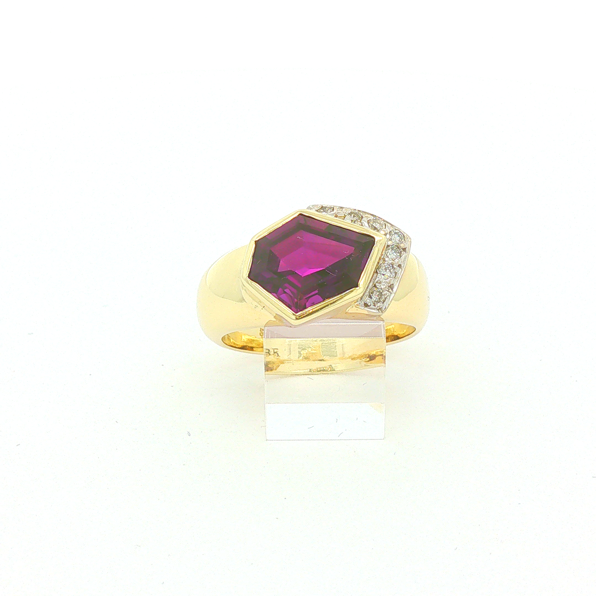 Amethyst-Cocktailring aus 14 Karat Gelbgold mit Brillant-Pavé
