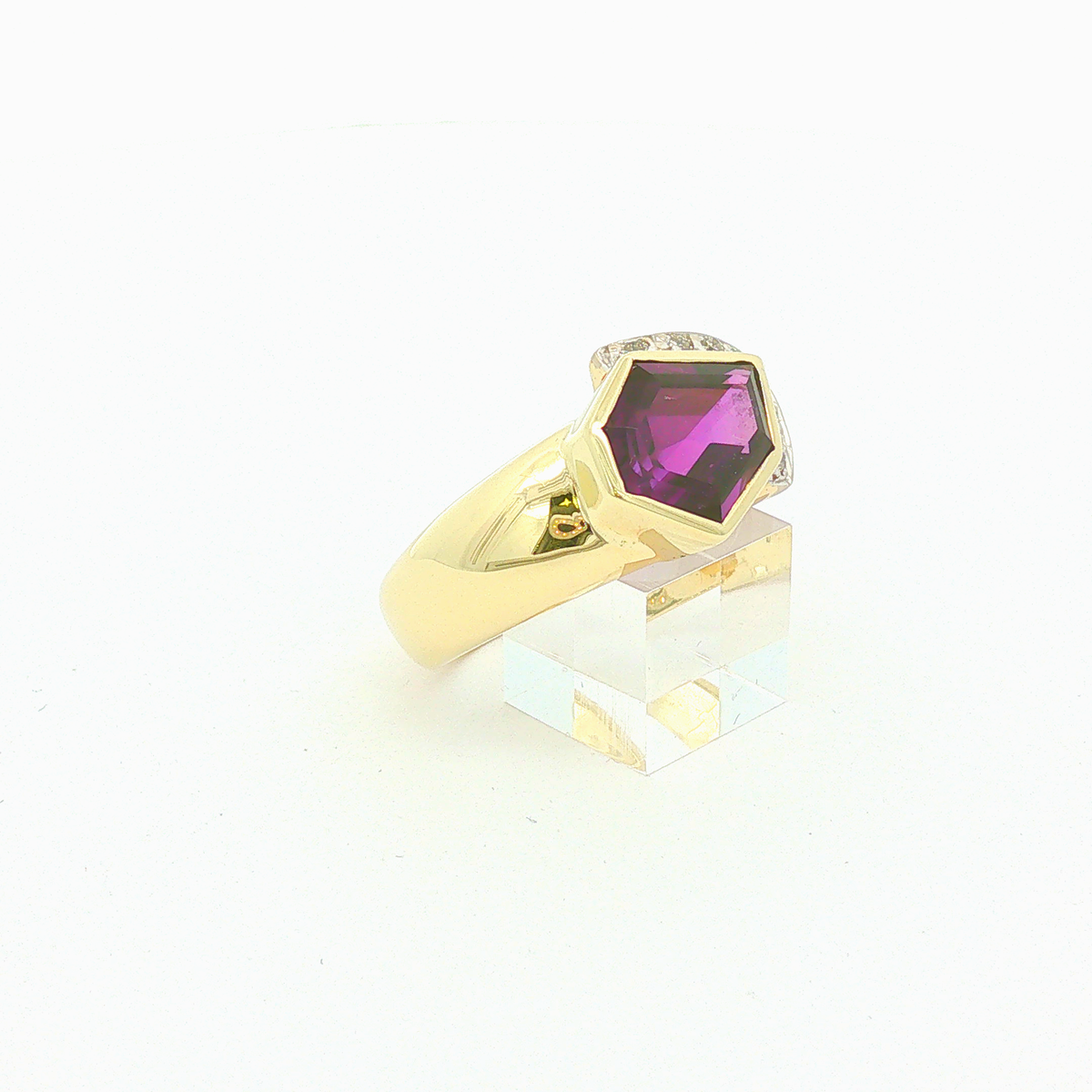 Amethyst-Cocktailring aus 14 Karat Gelbgold mit Brillant-Pavé